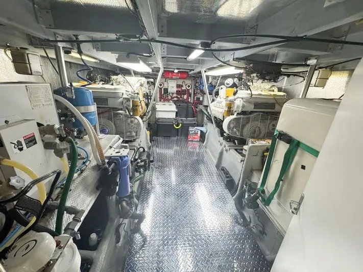 S-dan Yacht Photos Pics 1998 Mainship 47 Engine Room