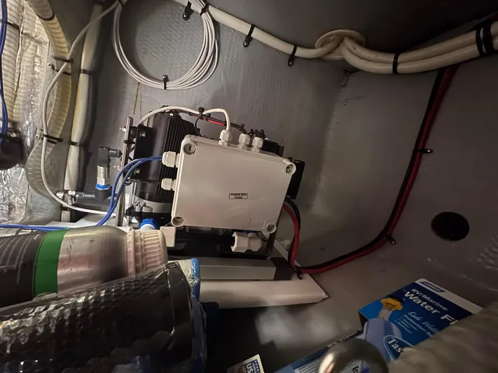 S-dan Yacht Photos Pics 1998 Mainship 47 Engine Room