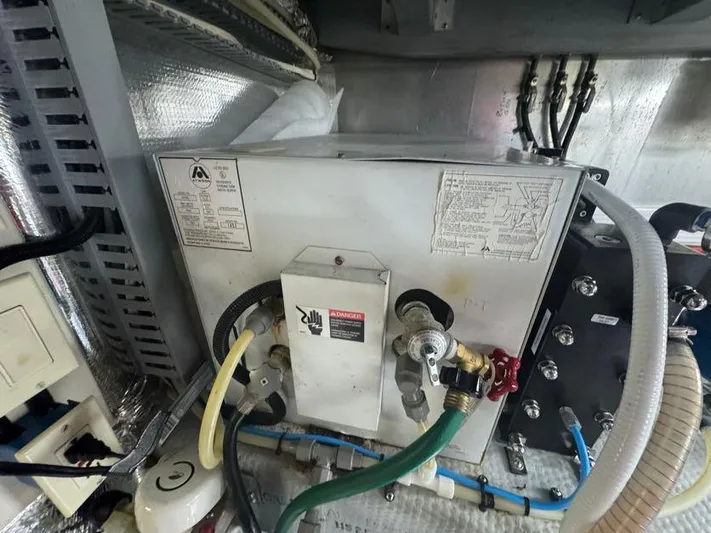 S-dan Yacht Photos Pics 1998 Mainship 47 Engine Room