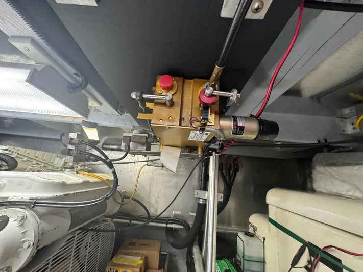 S-dan Yacht Photos Pics 1998 Mainship 47 Engine Room