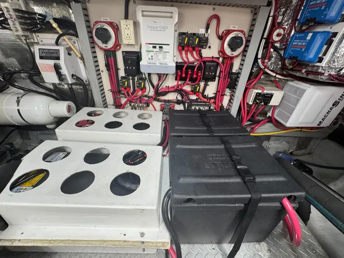 S-dan Yacht Photos Pics 1998 Mainship 47 Engine Room