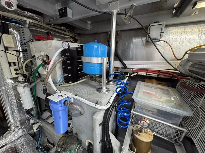 S-dan Yacht Photos Pics 1998 Mainship 47 Engine Room