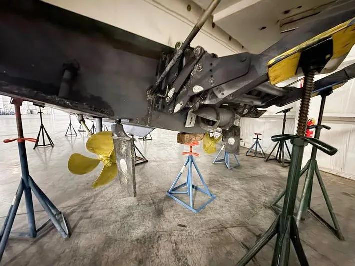 S-dan Yacht Photos Pics 1998 Mainship 47 Props