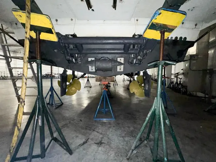 S-dan Yacht Photos Pics 1998 Mainship 47 Props