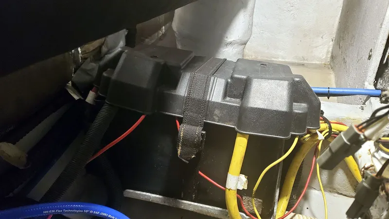 Loon A Sea Yacht Photos Pics Main Engine Start Battery