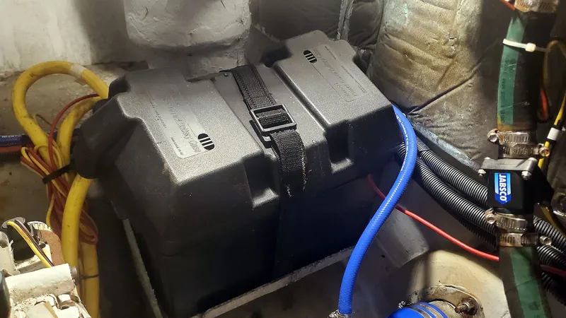 Loon A Sea Yacht Photos Pics Main Engine Start Battery