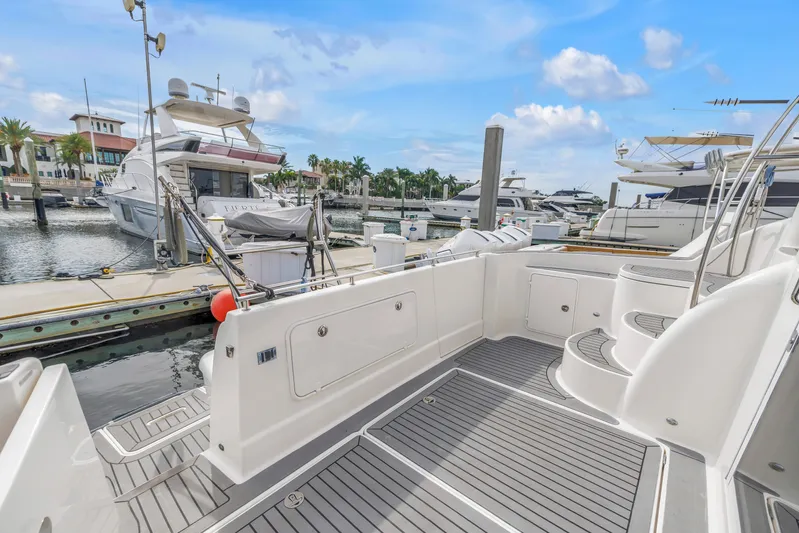  Yacht Photos Pics 2007 Meridian 459 Motoryacht docked at marina with clear skies.