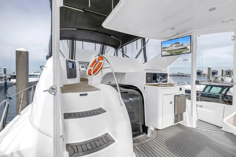  Yacht Photos Pics 2007 Meridian 459 Motoryacht interior with modern amenities and marina view.
