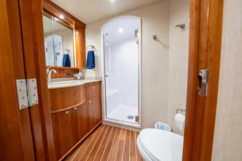 Lisa K Yacht Photos Pics Billy Holton 64 Lisa K - Master Head