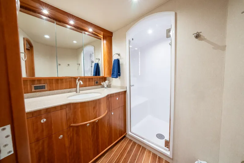 Lisa K Yacht Photos Pics Billy Holton 64 Lisa K - Master Head