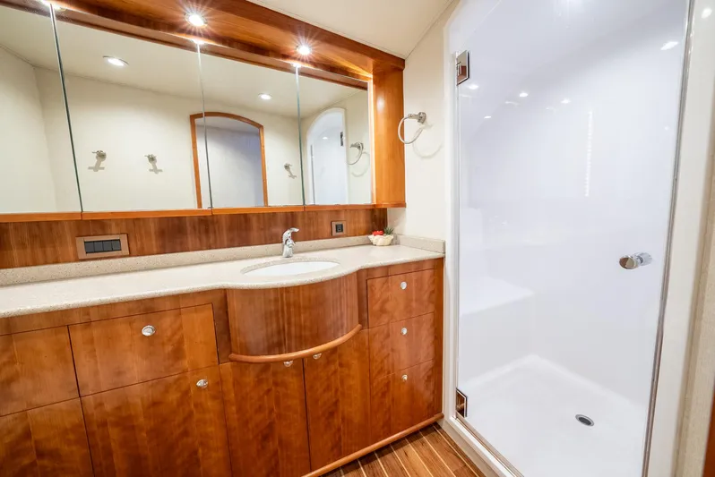 Lisa K Yacht Photos Pics Billy Holton 64 Lisa K - Guest Head