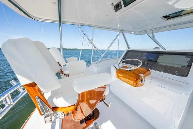 Lisa K Yacht Photos Pics Billy Holton 64 Lisa K - Helm