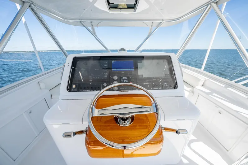 Lisa K Yacht Photos Pics Billy Holton 64 Lisa K - Helm