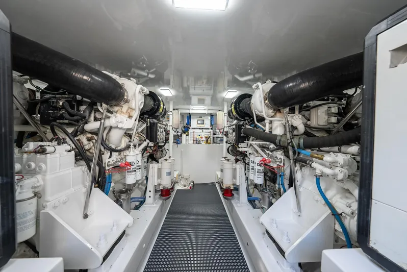 Lisa K Yacht Photos Pics Billy Holton 64 Lisa K - Engine Room