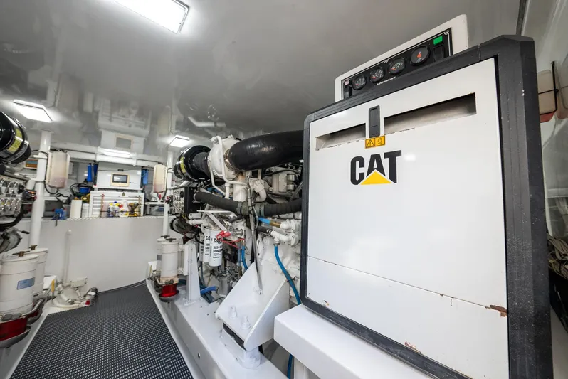 Lisa K Yacht Photos Pics Billy Holton 64 Lisa K - Engine Room