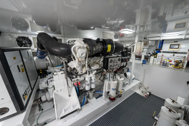 Lisa K Yacht Photos Pics Billy Holton 64 Lisa K - Engine Room