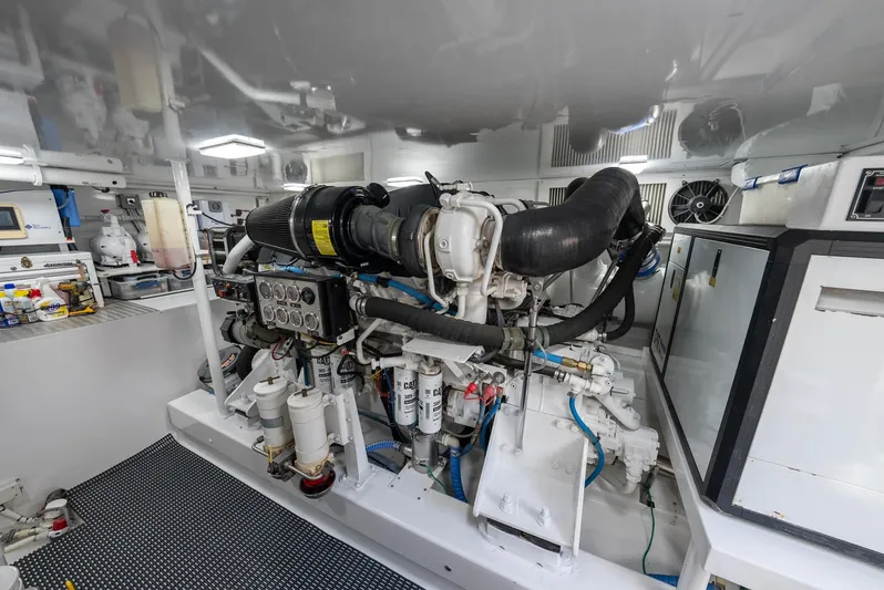 Lisa K Yacht Photos Pics Billy Holton 64 Lisa K - Engine Room