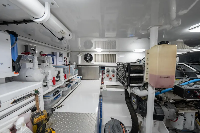 Lisa K Yacht Photos Pics Billy Holton 64 Lisa K - Engine Room