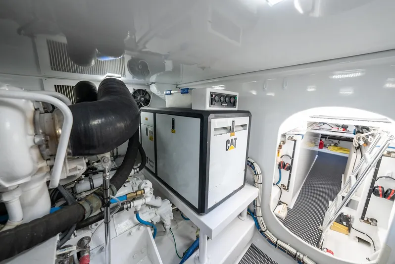 Lisa K Yacht Photos Pics Billy Holton 64 Lisa K - Engine Room