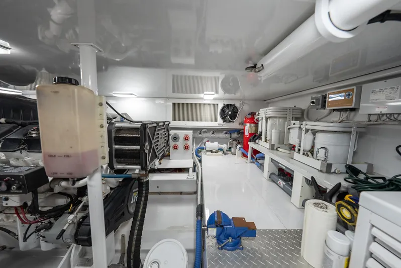 Lisa K Yacht Photos Pics Billy Holton 64 Lisa K - Engine Room