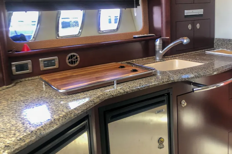  Yacht Photos Pics Luxurious 2007 Sea Ray 40 Sundancer yacht kitchen with granite countertops and modern fixtures.