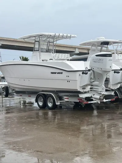  Yacht Photos Pics 2024 Twin Vee 280 STX boat on trailer, featuring dual Suzuki outboard engines.