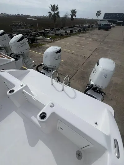  Yacht Photos Pics 2024 Twin Vee 280 STX boat with Suzuki outboard motors, docked in a marina.