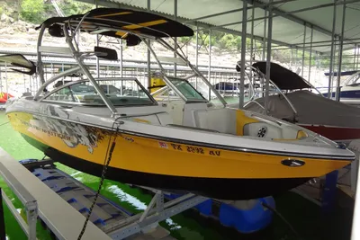 Correct Craft Super Air Nautique 230