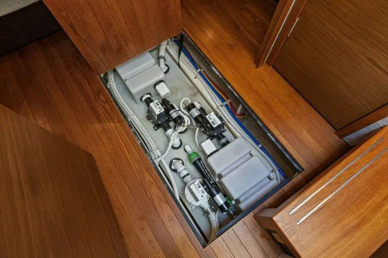 Wild Blue Yacht Photos Pics Companion Way - Holding Tank