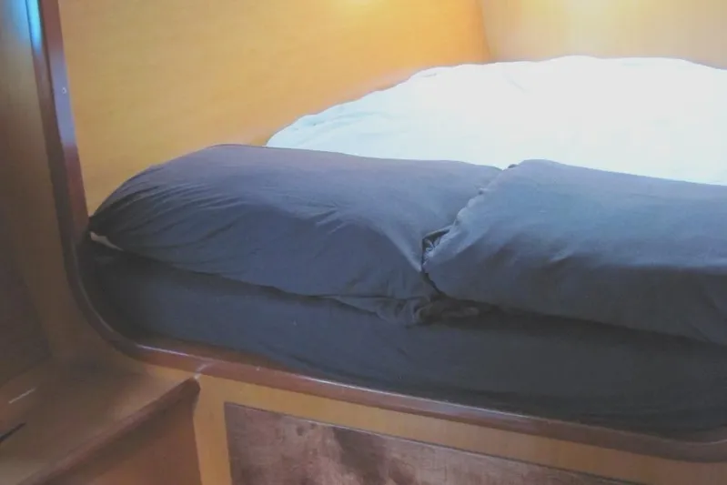 Guiding Light Yacht Photos Pics Cozy cabin bed in 1997 Lagoon 410 yacht interior.