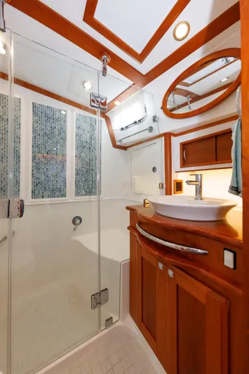  Yacht Photos Pics Primary Head