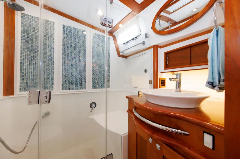  Yacht Photos Pics Primary Head