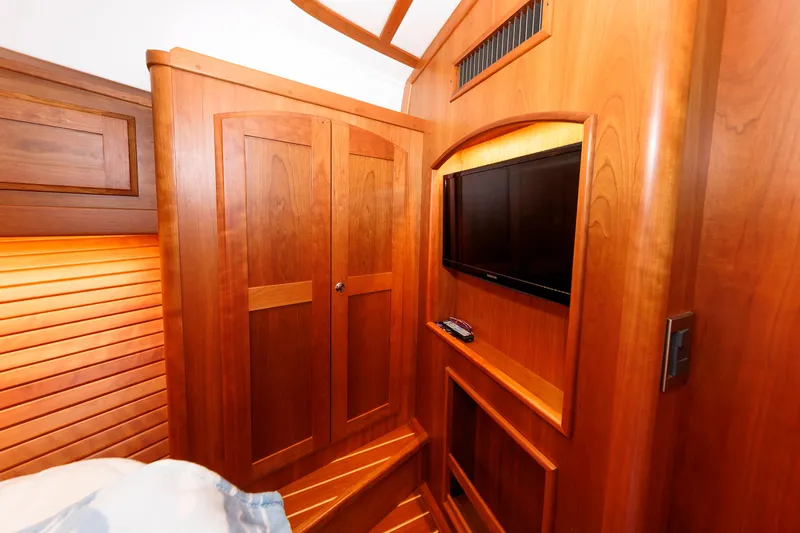  Yacht Photos Pics Guest Cabin - TV
