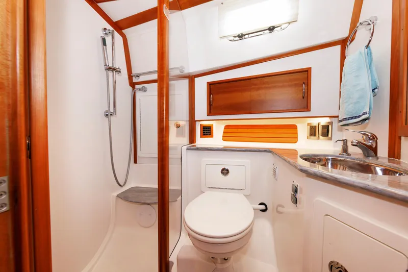  Yacht Photos Pics Guest Head