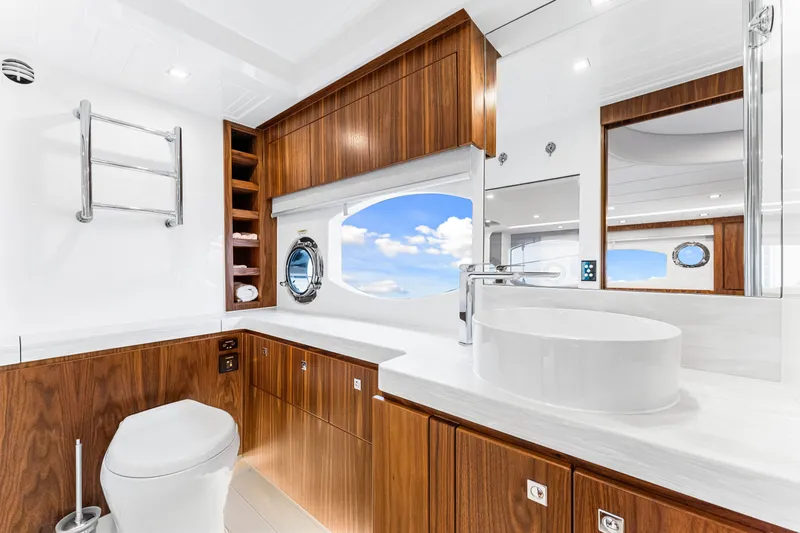 Dash Yacht Photos Pics Master Head