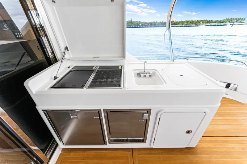 Dash Yacht Photos Pics Cockpit Wet Bar and Grill