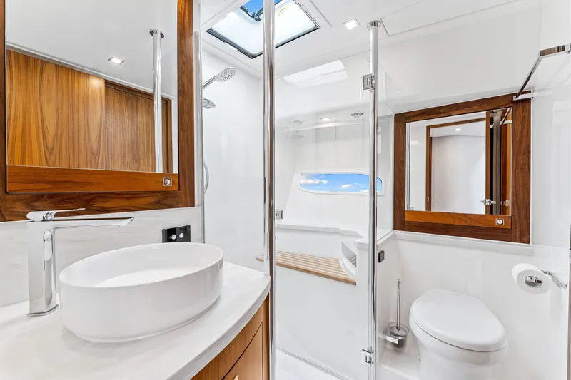 Dash Yacht Photos Pics Guest/Day Head