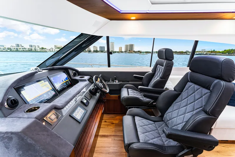 Dash Yacht Photos Pics Helm Looking Starboard