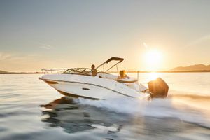 2023 Sea Ray Sun Sport 230 Outboard