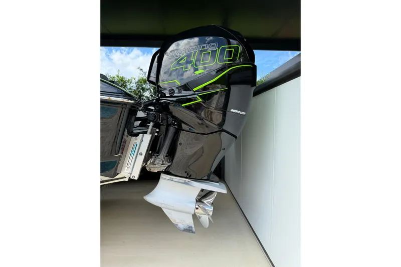  Yacht Photos Pics Outboard motor of 2006 Fountain 38 CC Tournament Edition boat, featuring Mercury Racing 400.