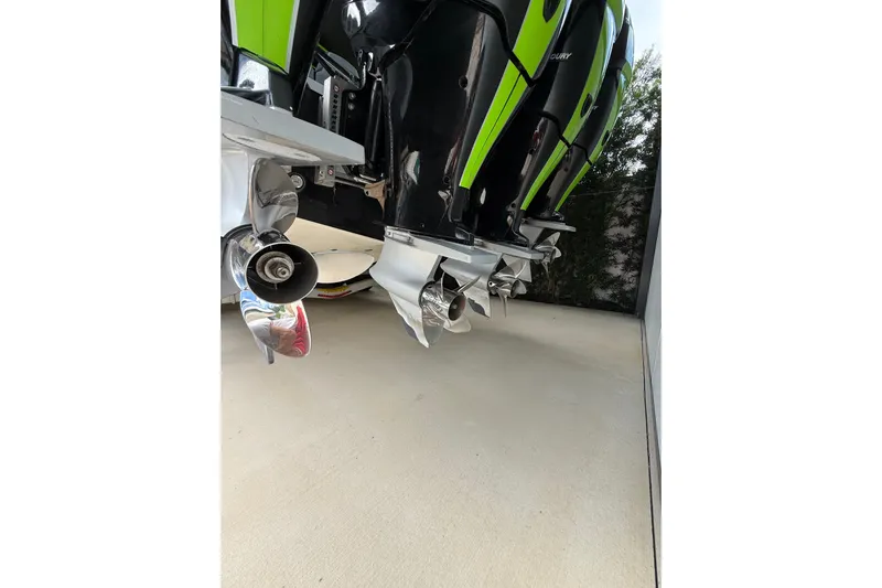  Yacht Photos Pics Rear view of 2006 Fountain 38 CC Tournament Edition boat engines and propellers.