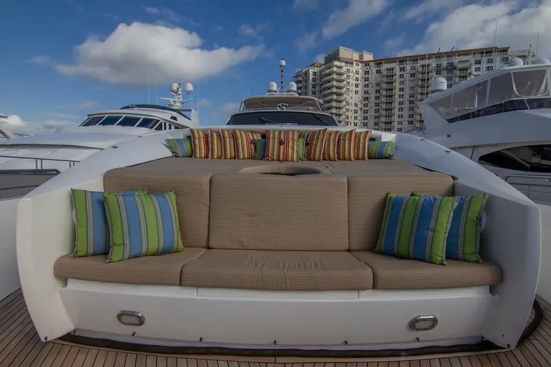 #omg Yacht Photos Pics Luxurious Sunseeker 105 Yacht 2002 with plush seating and colorful cushions.