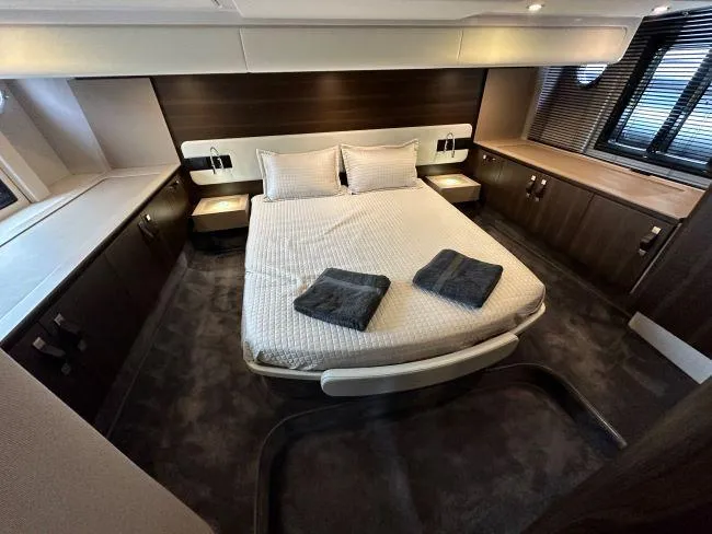  Yacht Photos Pics Azimut Flybridge 50 TTop - Master mid cabin 1