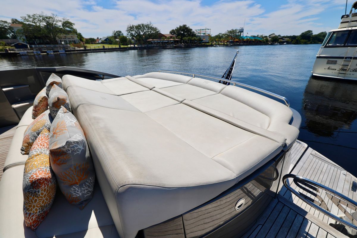 2009 Pershing 72 