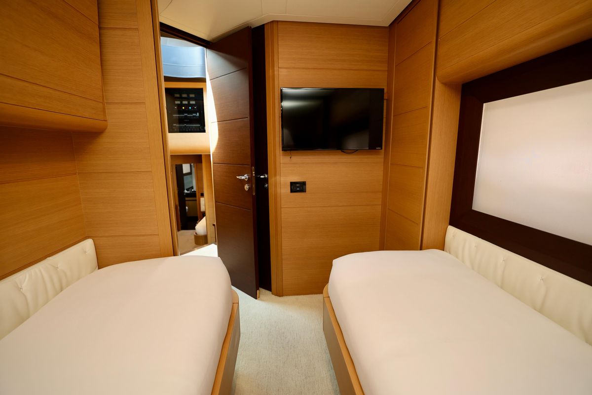 2009 Pershing 72 