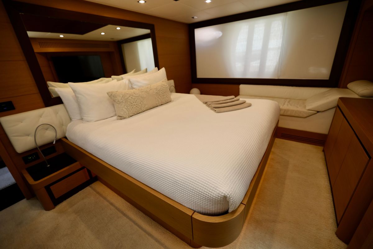 2009 Pershing 72 