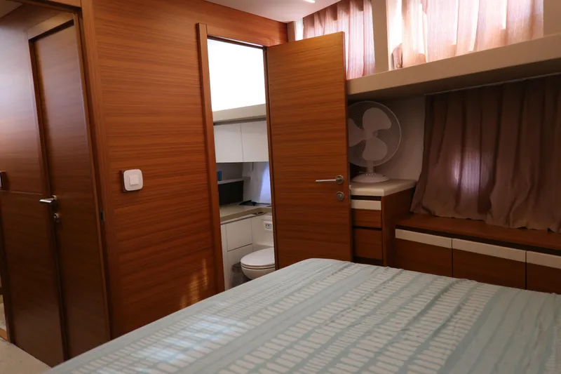  Yacht Photos Pics Interior of 2023 Greenline 45 Coupe yacht, featuring a cozy bedroom and bathroom.
