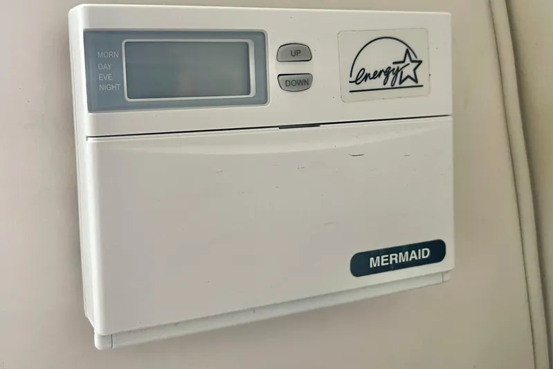  Yacht Photos Pics Thermostat on 2004 Pursuit 2870 Walkaround boat, featuring Energy Star label.