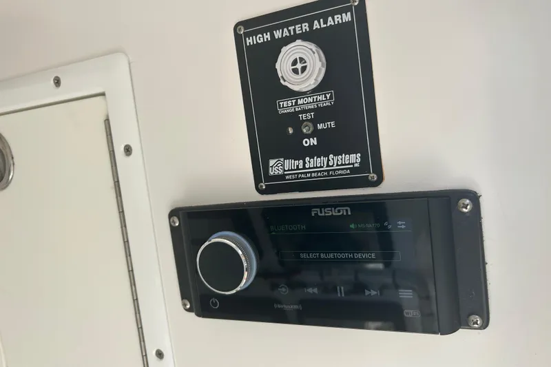  Yacht Photos Pics High water alarm and Fusion Bluetooth device on 2016 SeaHunter 39 Tournament boat.