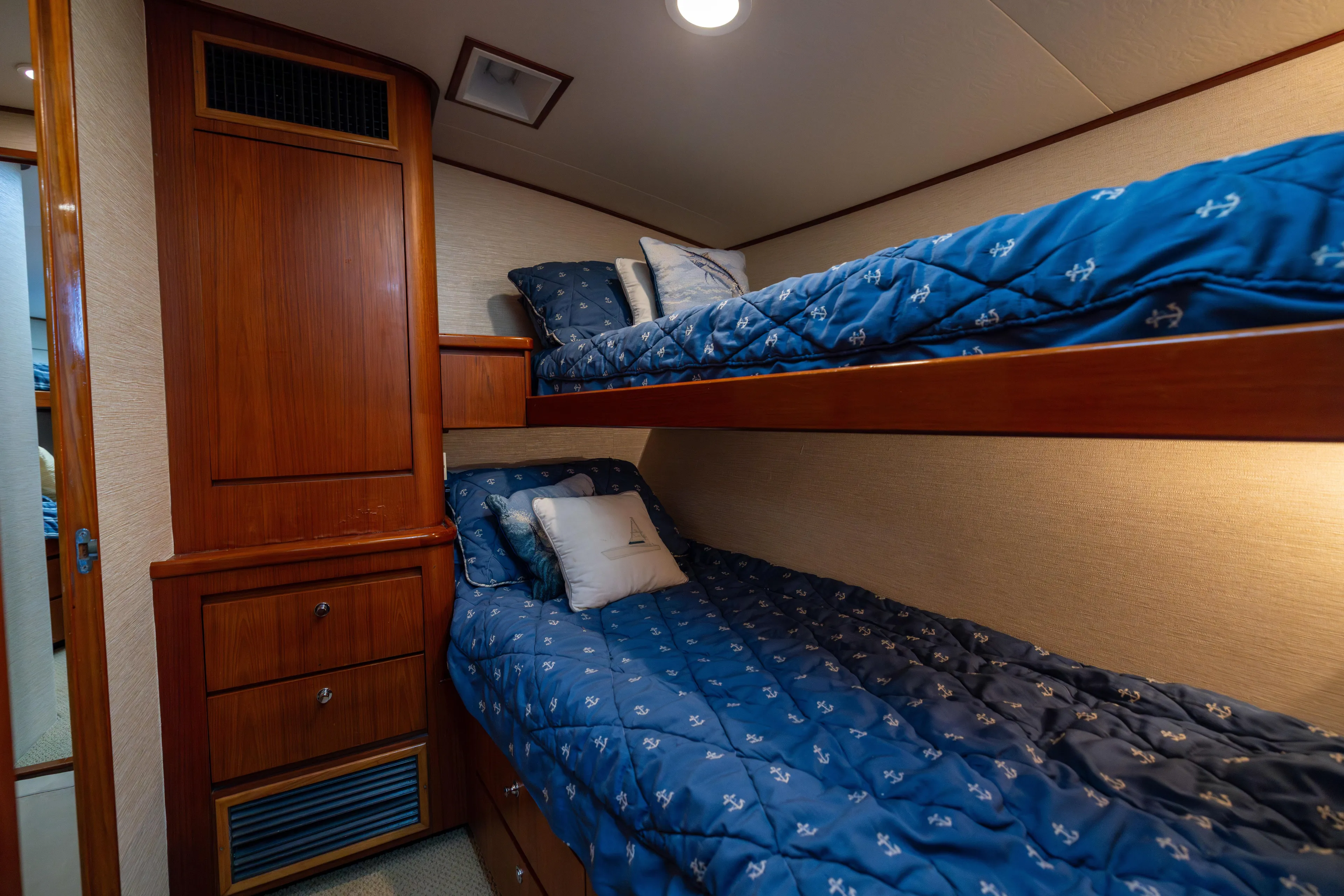 Lay Line Yacht Photos Pics Bunk beds in 1996 Jim Smith 60 Sportfish yacht cabin with blue anchor-themed bedding.